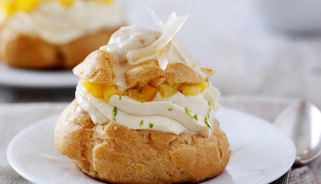 Choux au chocolat blanc, citron vert, ananas et mangue