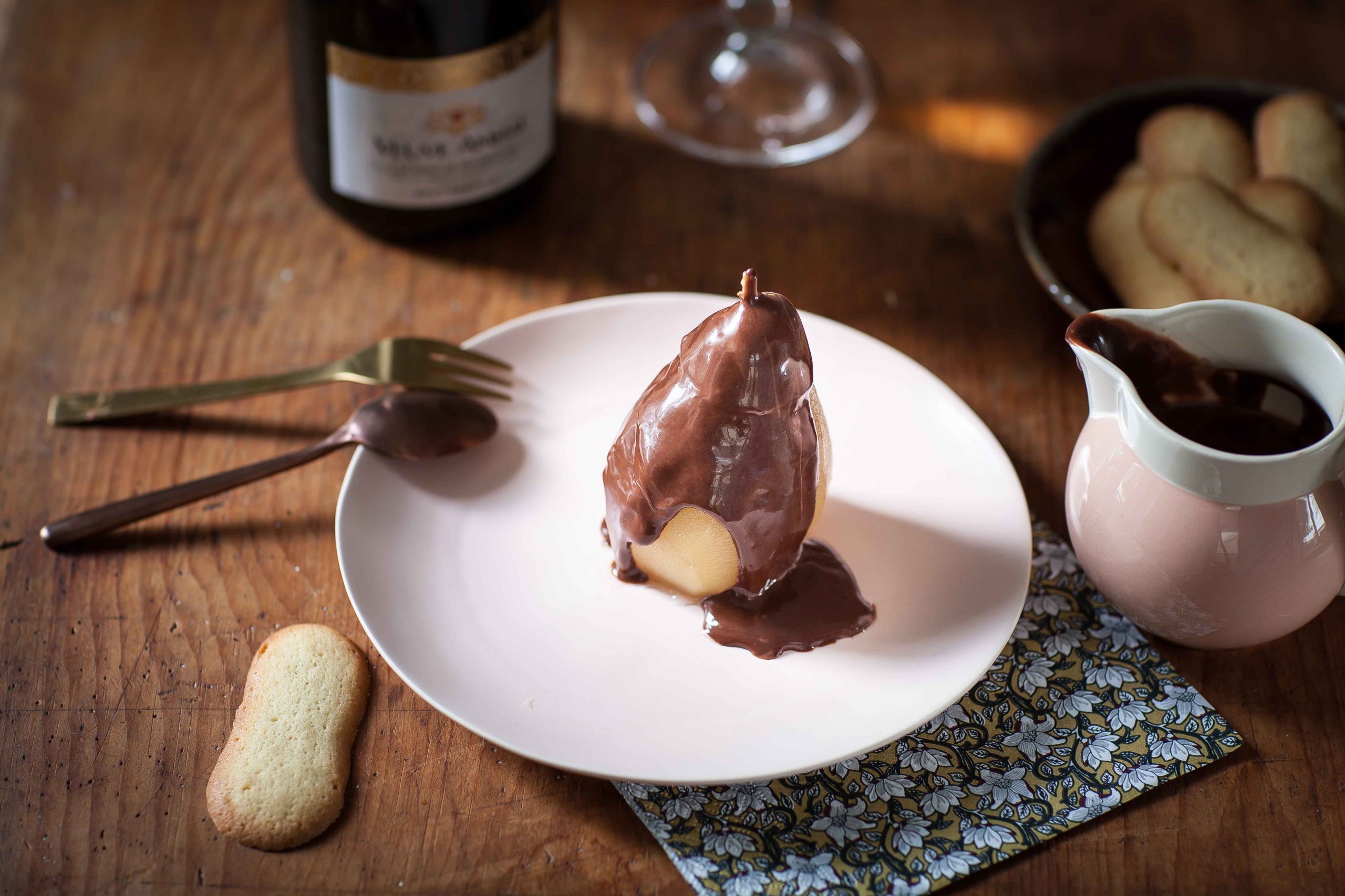 Poire pochée à la vanille et cannelle, chocolat chaud