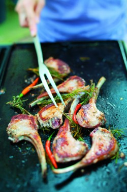 Côtelettes d’agneau à l’huile pimentée-safranée