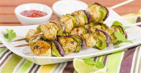 Brochettes de poulet mariné, fêta au sumac, salade de concombre, mangue et oignon rouge