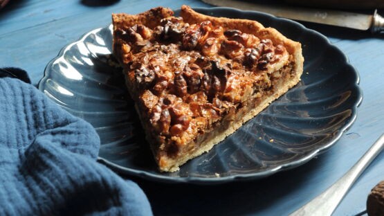 Tarte aux noix parfumée au rhum et pâte à la cannelle