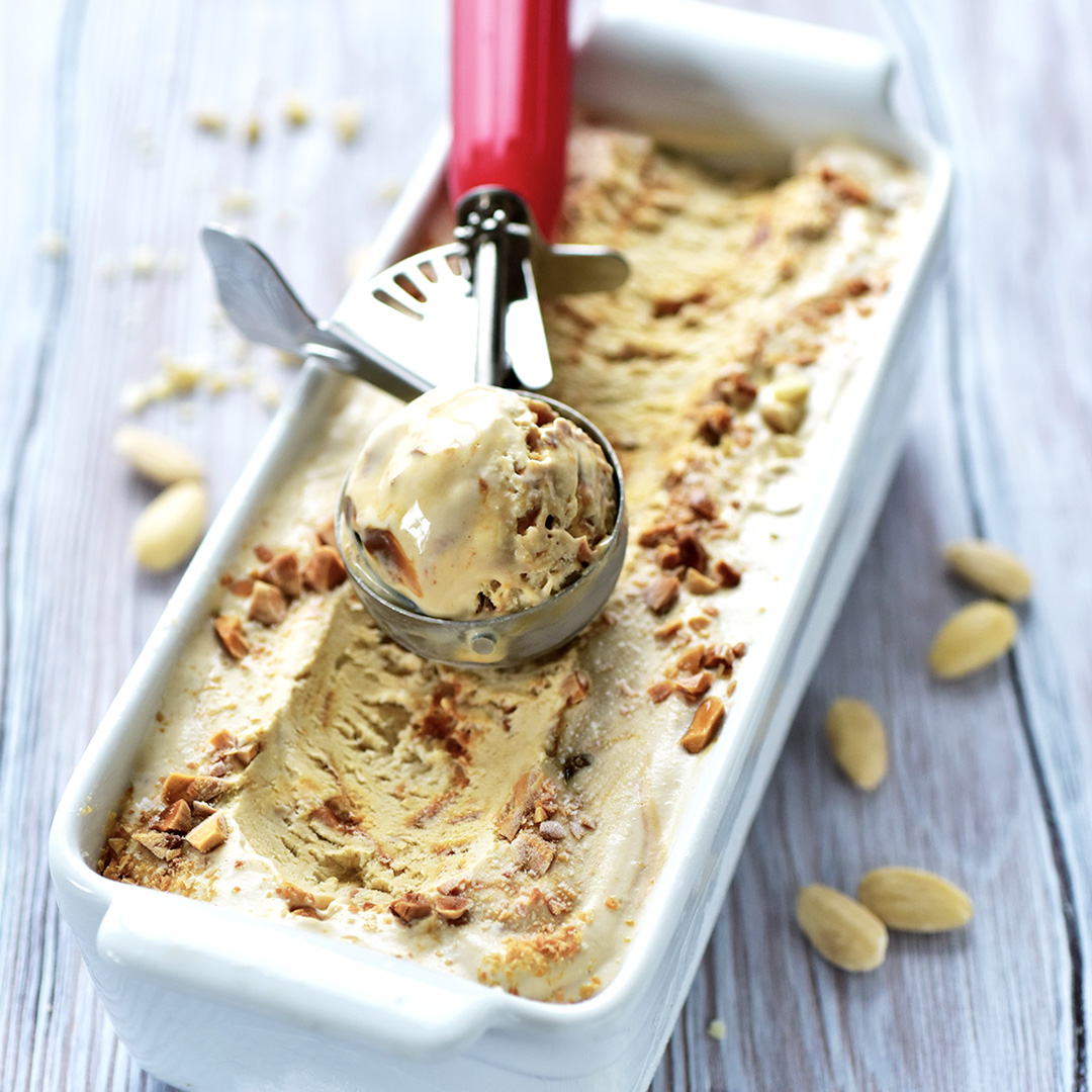 Glace au café, éclats d’amandes et caramel