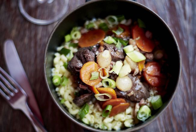 Bœuf bourguignon, coquillettes et lardons