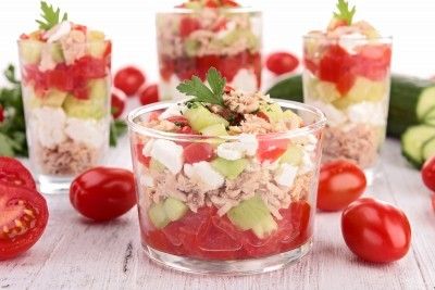 Tartare de concombre, thon, feta et tomate en verrine