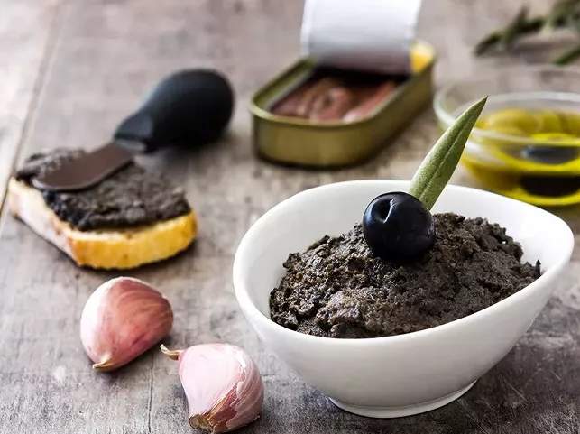 Olives, câpres et anchois en tapenade