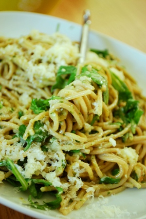 SPAGHETTIS AUX LEGUMES VERTS, PESTO DE ROQUETTE AUX NOIX