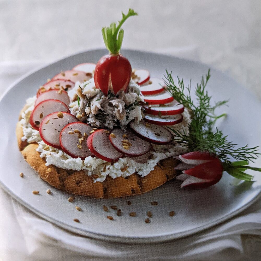 TARTINES SCANDINAVES AUX RADIS ROSES