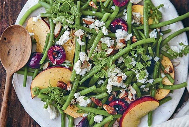 Haricots, pêches, cerises, chèvre frais et vinaigrette classique