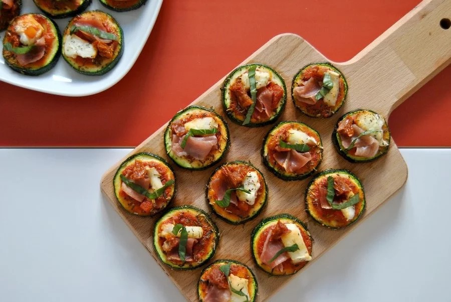 Rondelles de courgette au chèvre et aux tomates confites
